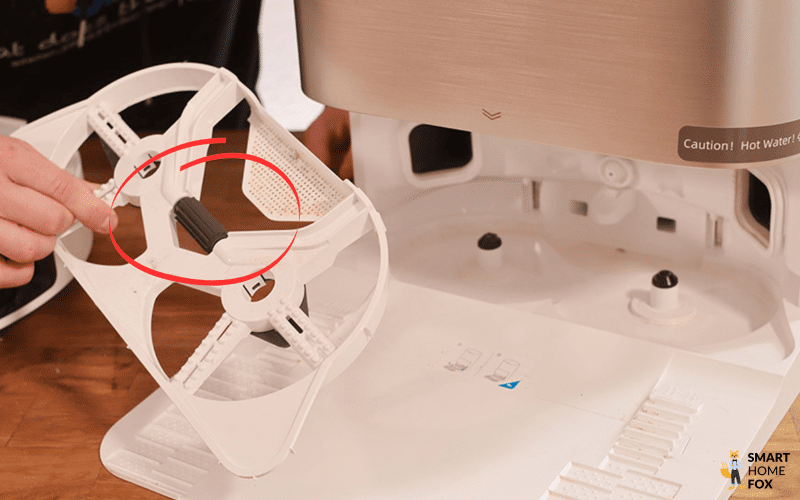 Der Selbstreinigungs-Mechanismus der Dreame X40 Ultra Station ist zu sehen.